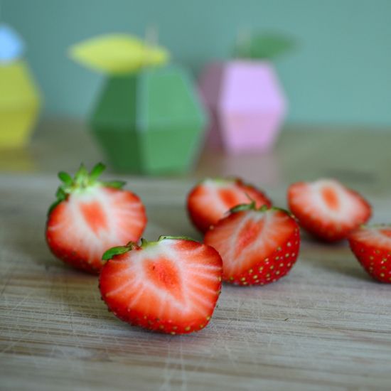 DIY-Erdbeerbaellchen-fuer-Hunde-Erdbeeren
